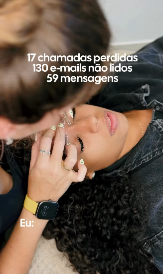 Aléxia aplicando extensão de cílios em uma cliente